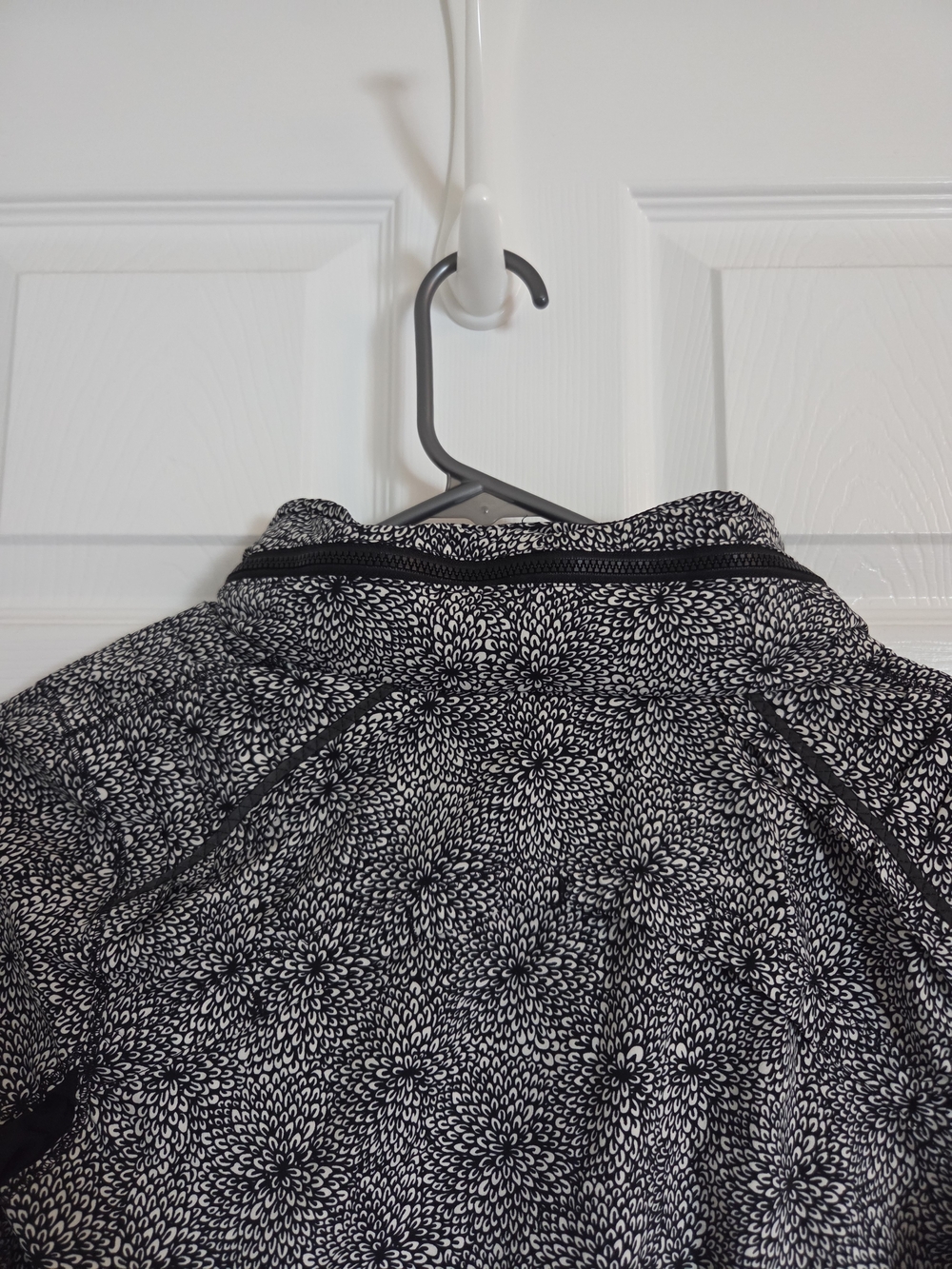 lululemon Black and White Speckled Floral Hooded Jacket Size Small - Picture 6 of 6